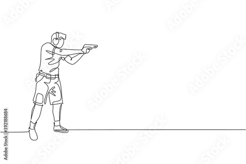 Single continuous line drawing of young athlete man shooter holding gun and training to aim target tactical shooting. Shooting sport training concept. Trendy one line draw design vector illustration