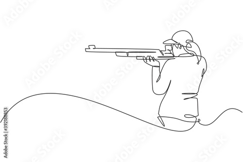 Single continuous line drawing of young athlete woman shooter holding gun and training to aim target tactical shooting. Shooting sport training concept. Trendy one line draw design vector illustration
