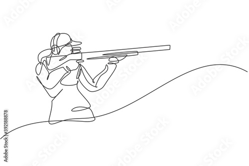 Single continuous line drawing of young athlete woman shooter holding gun and training to aim target tactical shooting. Shooting sport training concept. Trendy one line draw design vector illustration