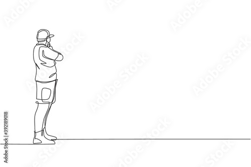 Single continuous line drawing of young athlete man shooter holding gun and training to aim target tactical shooting. Shooting sport training concept. Trendy one line draw design vector illustration