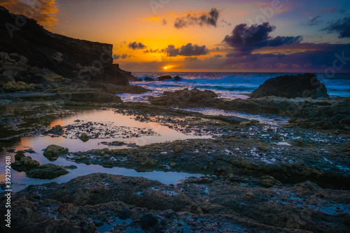 Farbenprächtiger Sonnenuntergang an der Westküste der Insel Fuerteventura