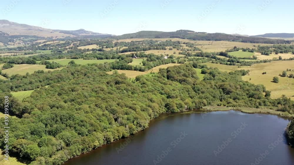 lac d'Auvergne dans le Puy-de-Dôme lac d'Auvergne dans le Puy-de-Dôme