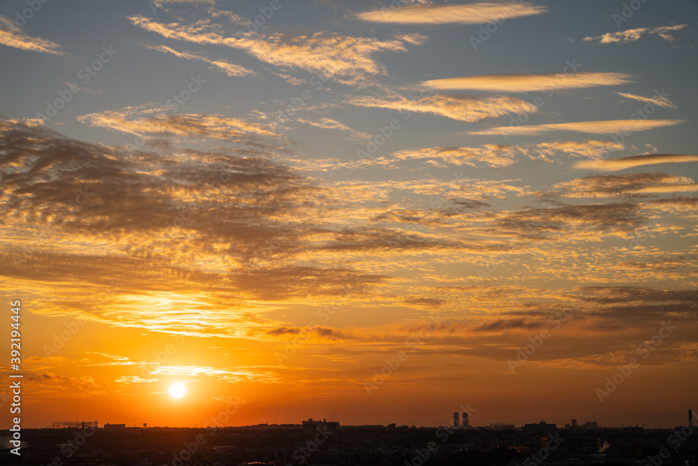 雲を照らす夕日と空一面の夕焼けを大阪府堺市から撮影