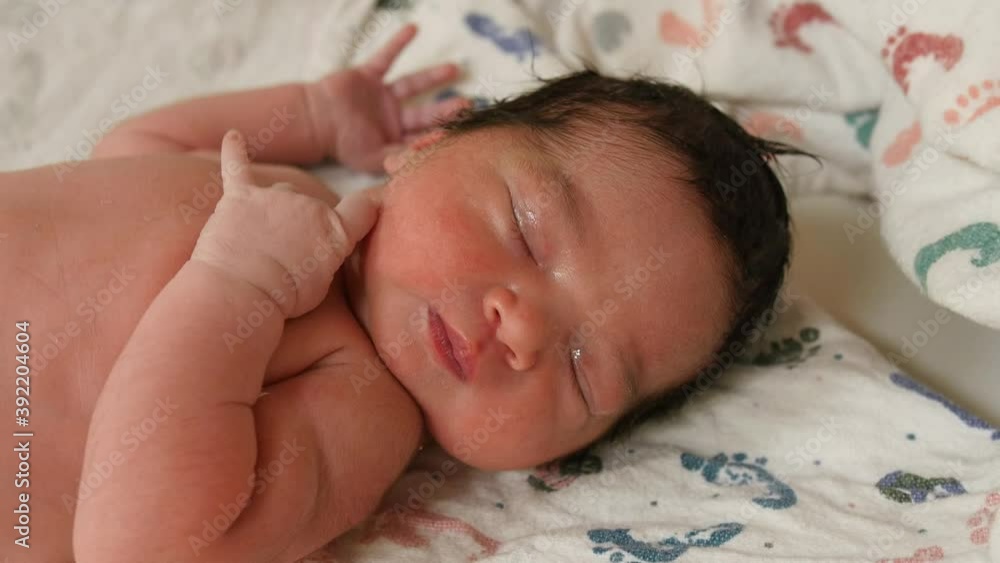 Vidéo Stock A newborn baby lies quietly on her back, sleeping