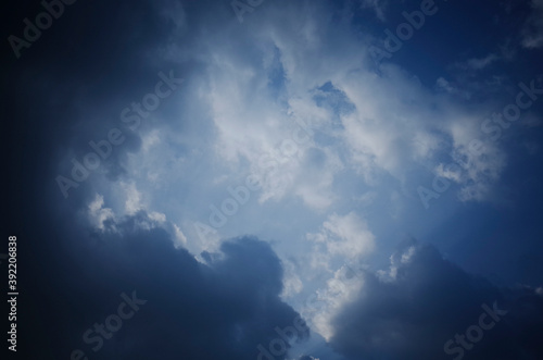 하얀 구름이 잔뜩 떠 있는 파란 하늘