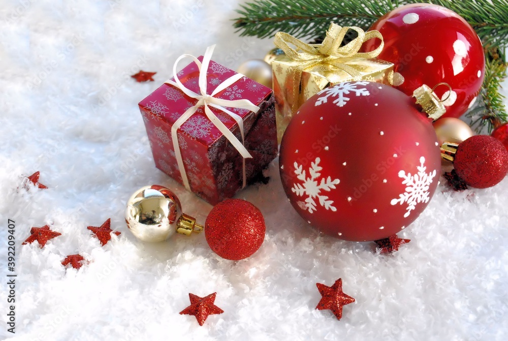 Weihnachten Kugel rot Dekoration Schnee Tanne Geschenk Schleife  Christbaumkugel Stock-Foto | Adobe Stock