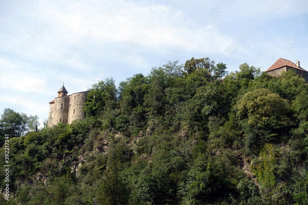 Zenoburg, mittelalterliche Burganlage hoch über der Stadt Meran Zenoburg, mittelalterliche Burganlage hoch über der Stadt Meran