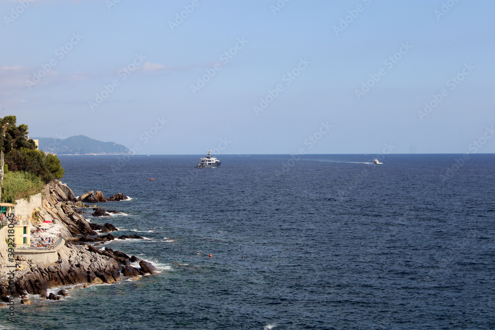 Mare di Rapallo con costa rocciosa bagnanti e natanti