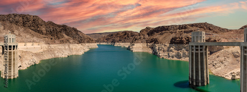 Photo Landscape view of the Lake Mead National Recreation Area in the US during sunset