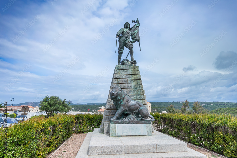 Obraz premium Kriegerdenkmal in Bonifacio auf der Insel Korsika