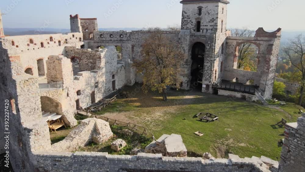 Zamek Tenczyn – ruiny zamku leżącego na Jurze Krakowsko-Częstochowskiej, we wsi Rudno w województwie małopolskim, w powiecie krakowskim Zamek Tenczyn – ruiny zamku leżącego na Jurze Krakowsko-Częstochowskiej, we wsi Rudno w województwie małopolskim, w powiecie krakowskim
