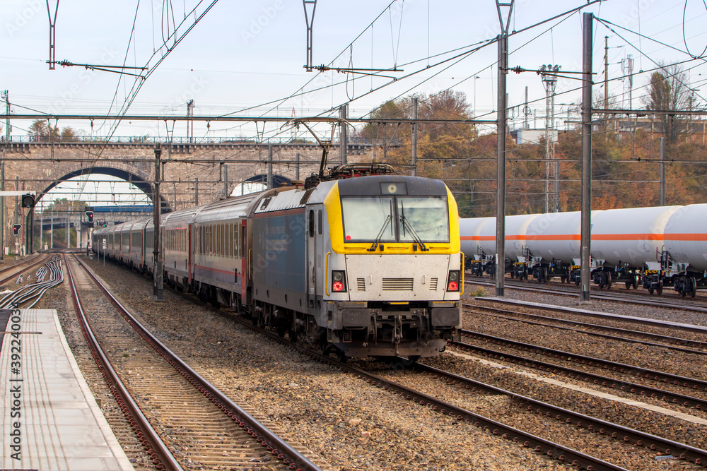 Un train quitte une gare Belge pour se rendre au Pays-Bas