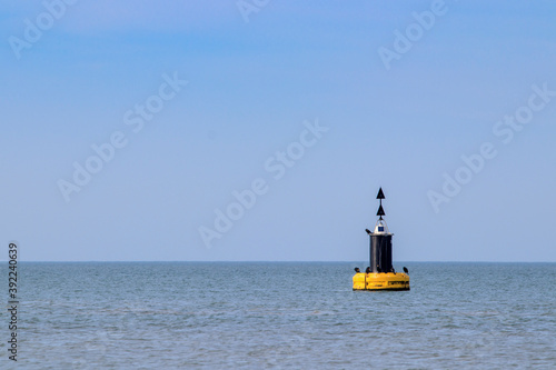 Bouée de signalisation à l'entrée du port