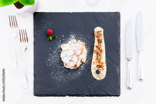 Biscotti di frolla friabile accompagnati da crema pasticcera photo