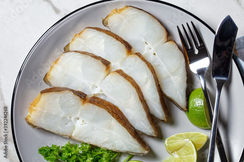 Foto halibut fish slices on a plate, top view