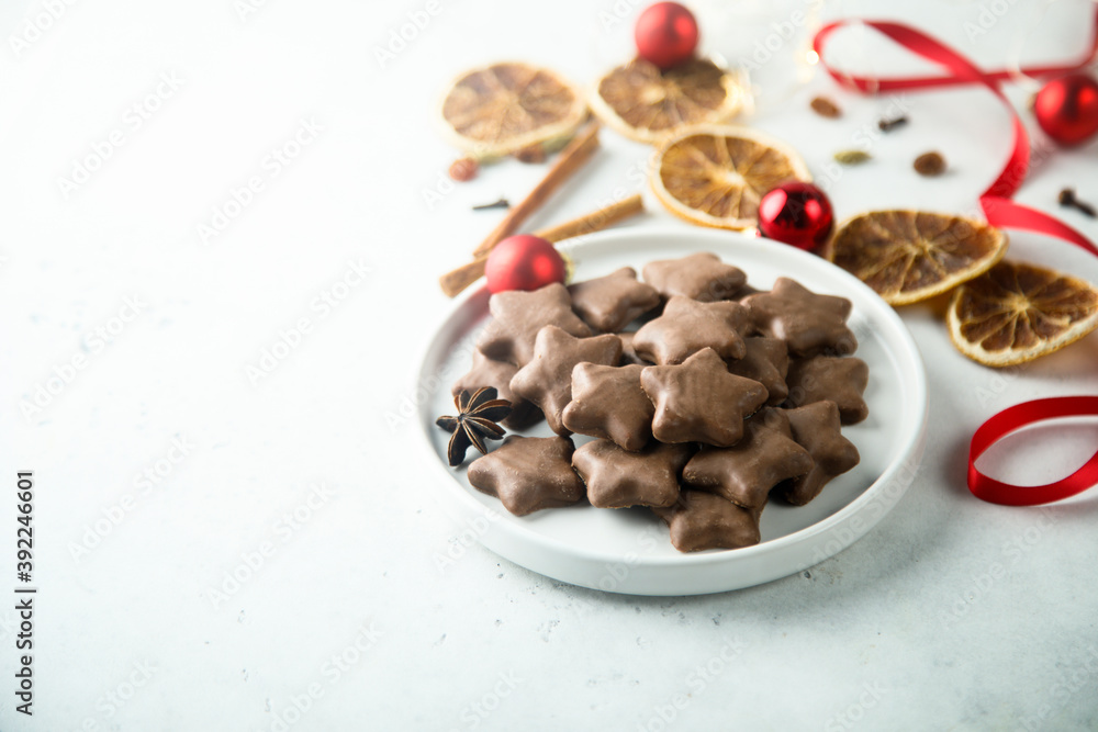 Obraz premium Traditional Christmas star-shaped gingerbread cookies