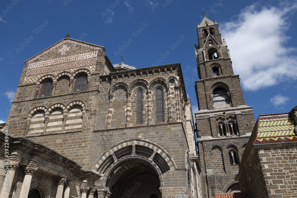 Sur le chemin de Compostelle, la Cathédrale du Puy-en-Velay.