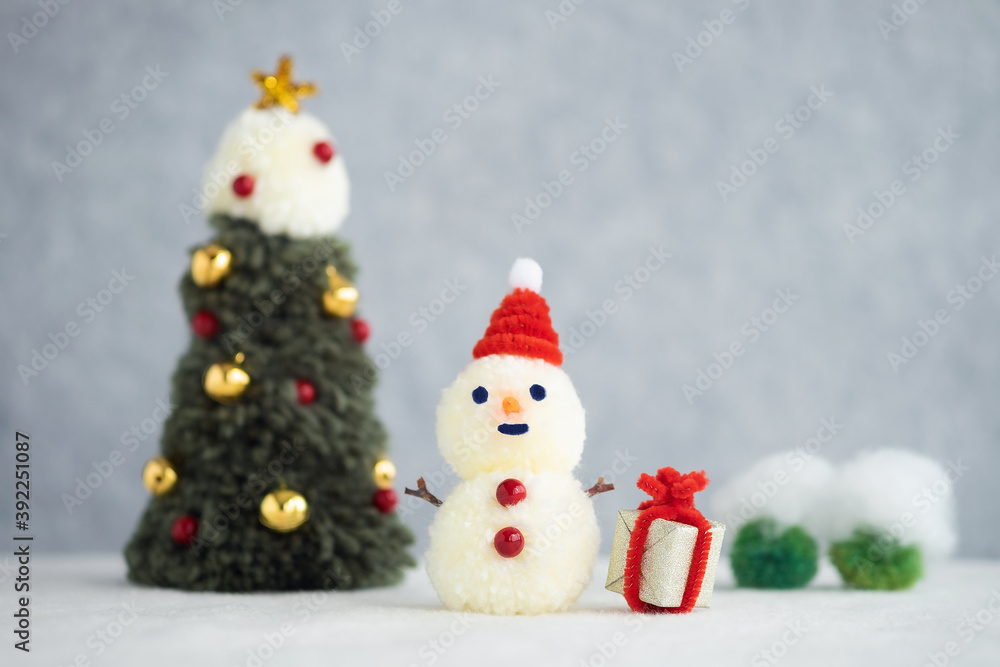 クリスマスツリーと雪だるま、素朴で可愛らしいクリスマスのイメージ、ハンドメイドの雑貨 クリスマスツリーと雪だるま、素朴で可愛らしいクリスマスのイメージ、ハンドメイドの雑貨