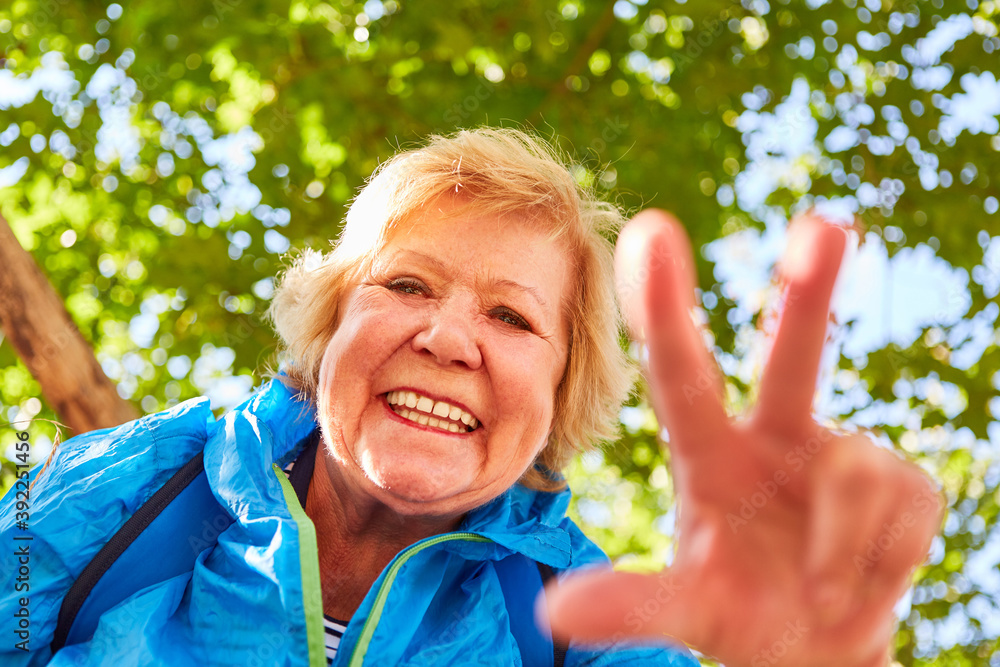 Fröhliche Senior Frau auf einer Wanderung