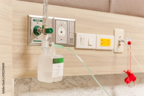 Фотография Oxygen flow-meter gauge with nozzle in medical center hospital.