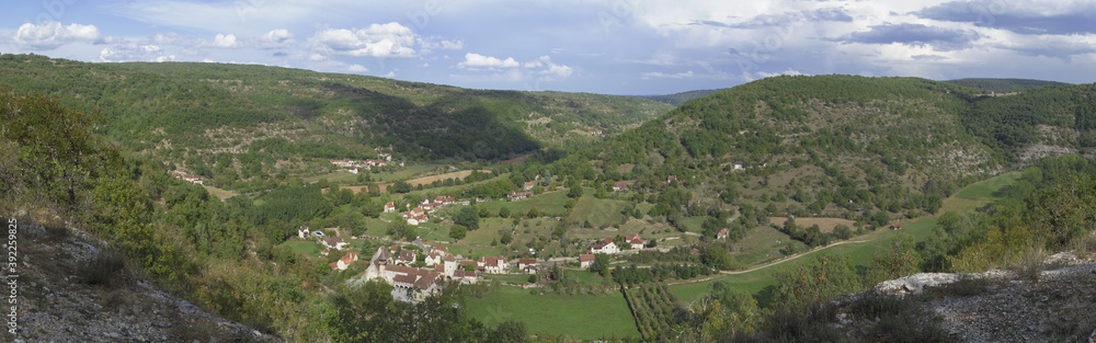 Sur le chemin de Compostelle, les divers paysages traversés entre la ville du Puy-en-Velay et la ville de Cahors.