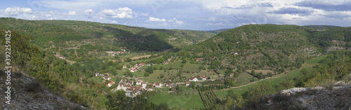 Sur le chemin de Compostelle, les divers paysages traversés entre la ville du Puy-en-Velay et la ville de Cahors.