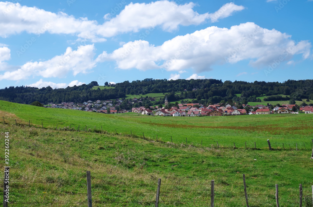 Village franc-comtois dans la vallée du Doubs.