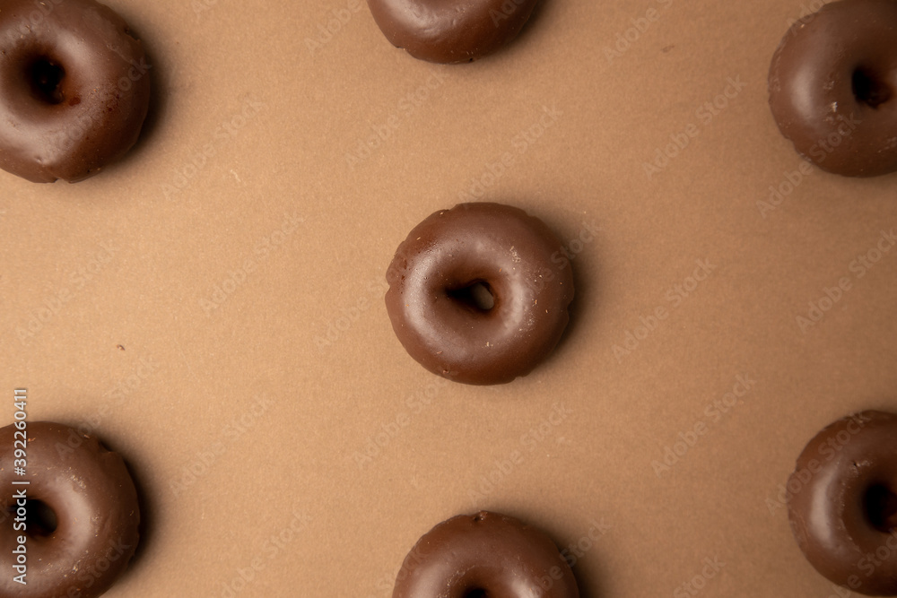 Fototapeta premium chocolate bagel on brown background