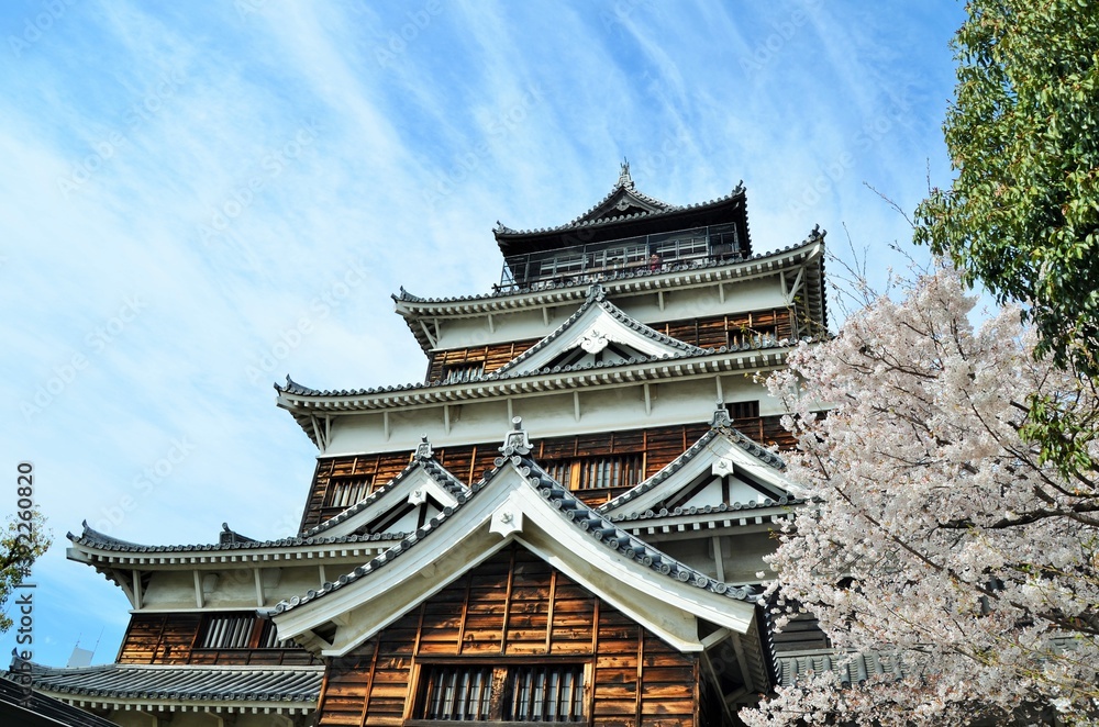 広島城 天守閣と桜