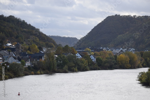 herbstliches Moseltal zwischen Kobern-Gondorf (Eifelseite) und Niederfell (Hunsrückseite) photo