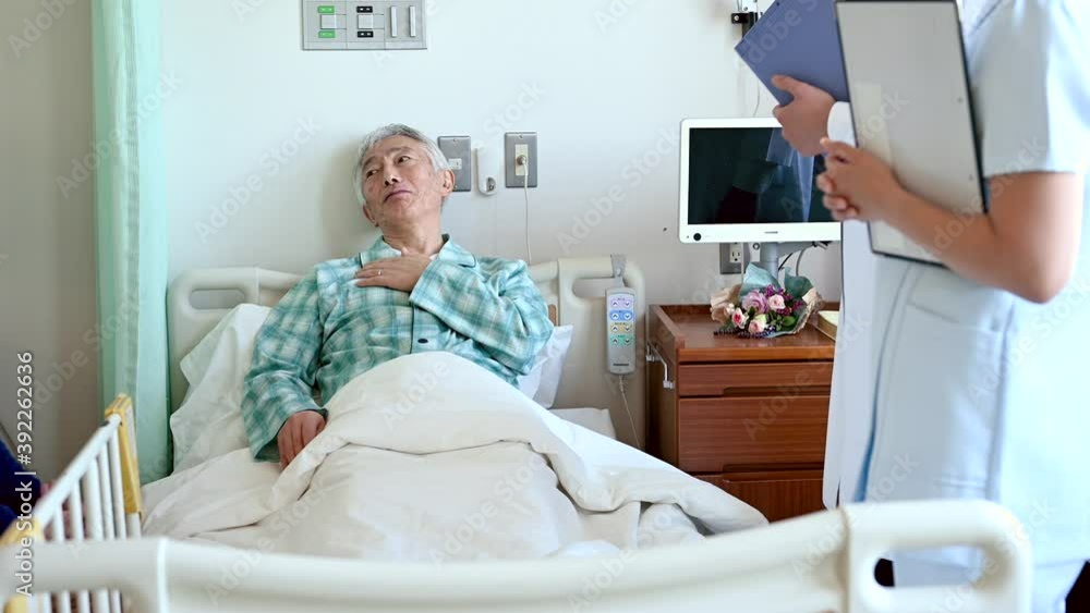 医師に病状を相談をする高齢男性の入院患者。 医師に病状を相談をする高齢男性の入院患者。