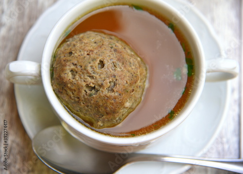 Leberknödel-Suppe in einer weißen Tasse