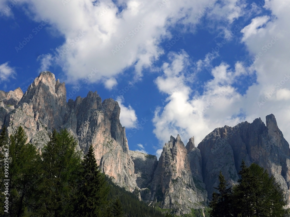 scenico panorama roccioso montano sulle dolomiti in estate