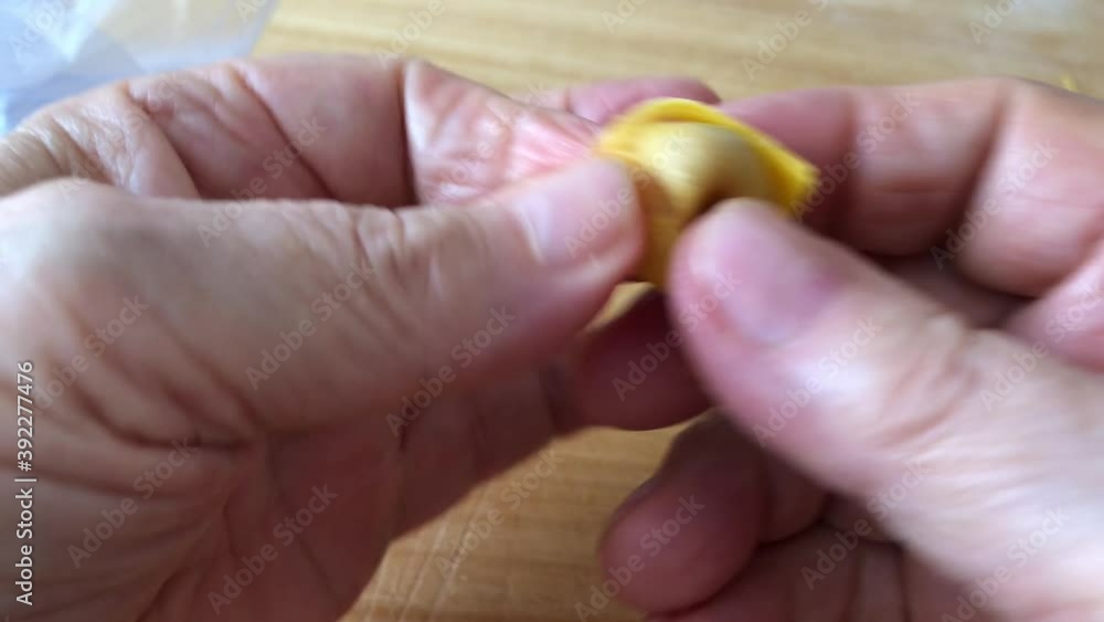 Tortellini fatti a mano da una sfoglina bolognese Tortellini fatti a mano da una sfoglina bolognese