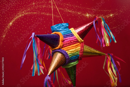 piñata navideña, piñata de cumpleaños, colorida, fondo azul con luces brillantes, celebracion, fiesta, niños, dulces, alegria, celebrando