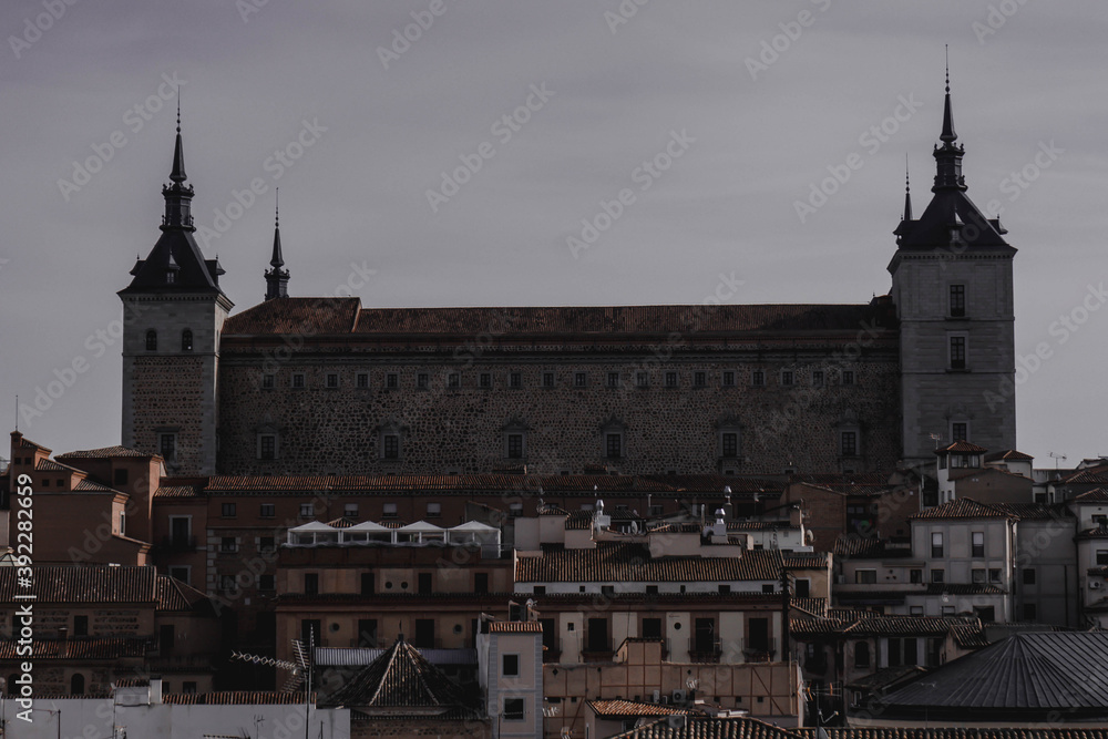 El Alcázar de Toledo es una fortificación histórica de carácter civil y militar, ubicada en la parte más alta de la ciudad española de Toledo.