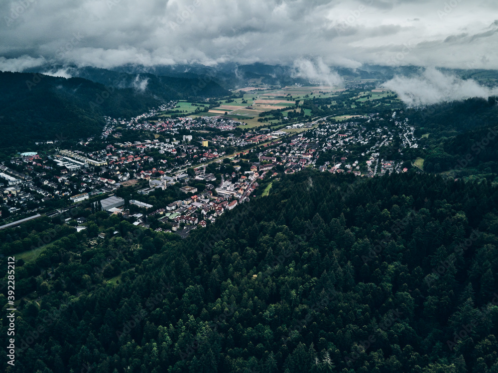 Fototapeta premium Freiburg Littenweiler in den Wolken von oben bei Regen