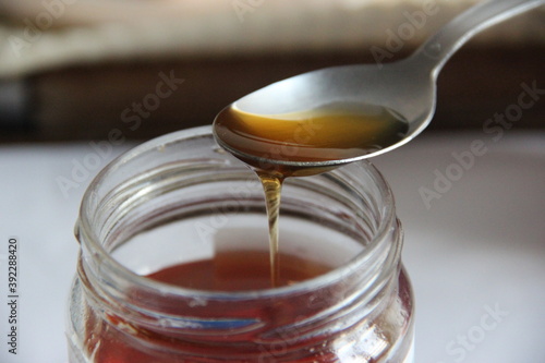 pot et cuillère avec du miel