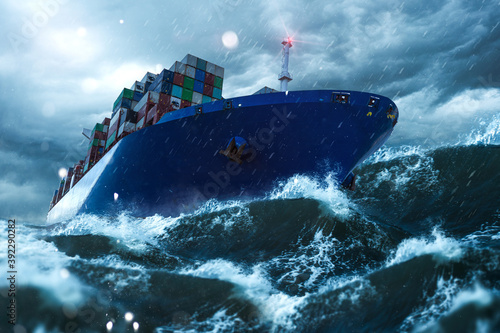Container Schiff auf stürmische Seee