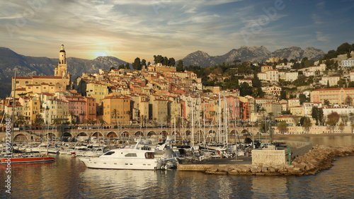 Port et ville de Menton sur la Côte d'Azur avec le soleil couchant