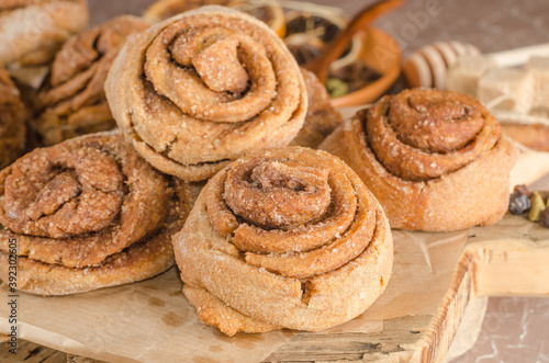 A step-by-step recipe for sweet cinnamon rolls. Step 15 - close-up baked cinnamon rolls
