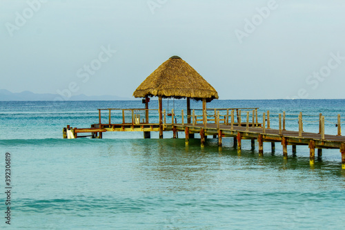 Muelle sobre la Playa  adentrado hacia el mar.