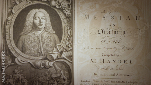 Fotografia Handel's Messiah 1st edition printing from the 1700's, panning over the book