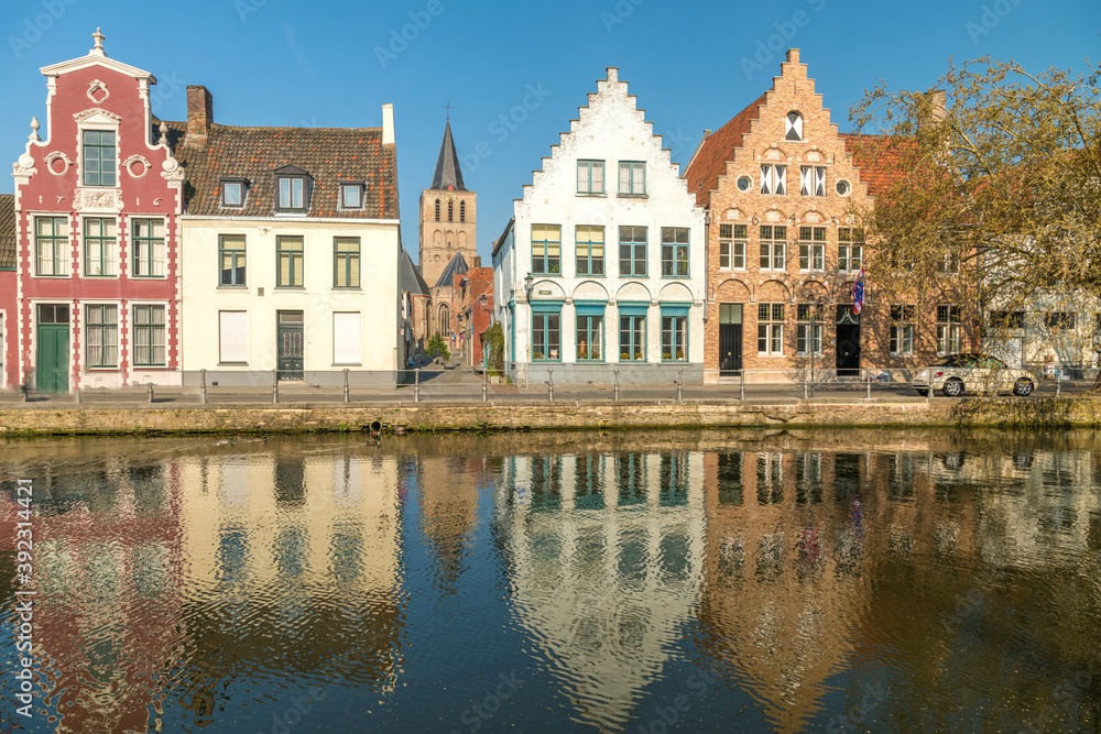 Canaux de Bruges en Belgique avec des reflets