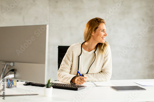 Bbeautiful businesswoman wo...
