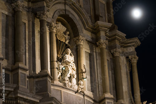 catania  cattedrale sant   agata  statua sant   agata  luna  colonna romana  capitello  duomo  chiesa  sicilia  barocco  tardo barocco  barocco sud est sicilia  unesco  patrimonio umanit    architettura  i