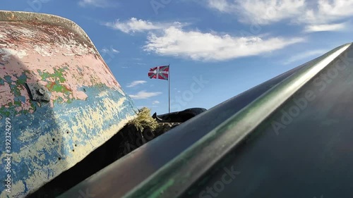 Bandera ikurriña ondeando en el cielo con barcos en Hondarribia