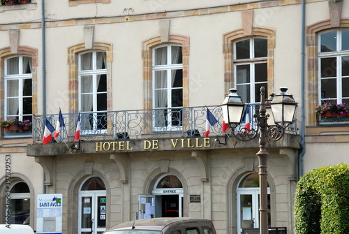 Ville de Saint-Avold, façade de l'Hôtel de Ville, mairie, drapeaux et réverbères ou candélabres, département de Moselle, France