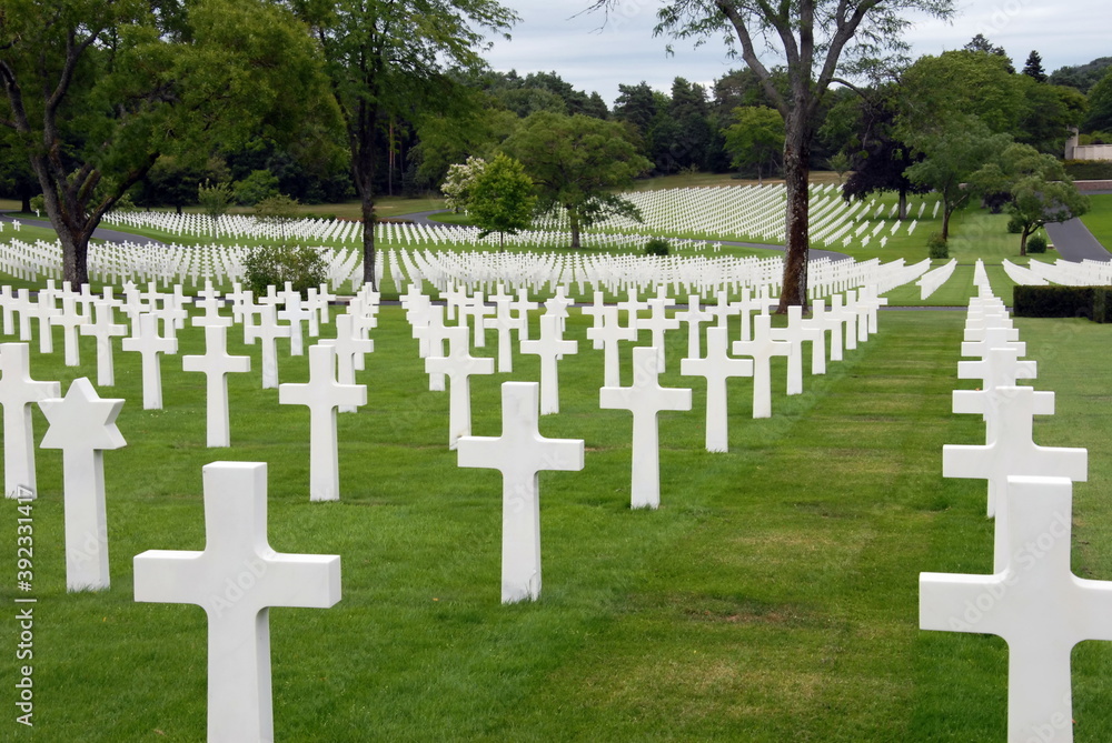 Ville de Saint-Avold, cimetière américain, très nombreuses croix blanches à l'ombre des arbres, département de Moselle, France