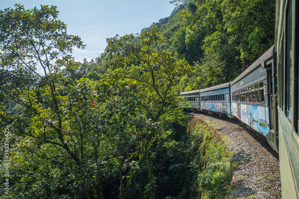 Trem de passageiros na ferrovia Curitiba Paranaguá, turismo, Paraná, Brasil